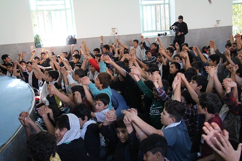 تصاوير حضور پسران در اردوي 1400 نفره کانون هاي مساجد شهر يزد در اردوي فرهنگي تربيتي منشاد